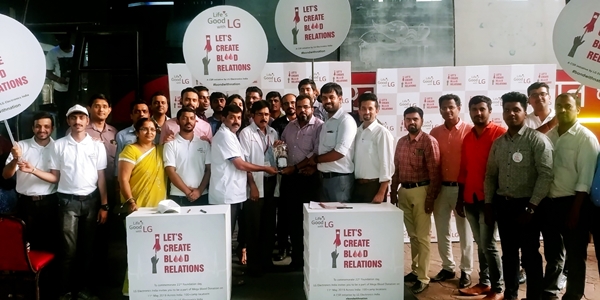 LG전자가 지난 11일 ‘혈연을 맺자(Let's create blood relations)’는 구호를 내걸고 인도 47개 도시 71개 캠프에서 헌혈캠페인을 진행했다. 이날 LG전자 임직원과 거래선, 소비자 등 1만여명이 참여했다 ⓒLG전자