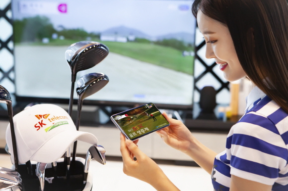 SK텔레콤 홍보모델들이 5G를 통해 'SK텔레콤 오픈 2019' 골프대회 생중계를 보고 있다.ⓒSK텔레콤