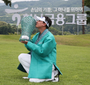 지난해 '2018 KEB하나은행 인비테이셔널' 우승자인 박상현 프로가 우승트로피에 입을 맞추고 있는 모습.ⓒ하나금융그룹