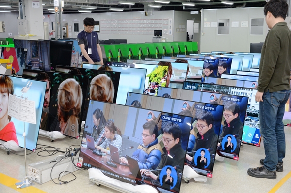 LG전자 직원이 구미사업장 내 신뢰성시험실에서 포장된 상태의 올레드 TV의 품질 테스트를 진행하고 있다.ⓒLG전자