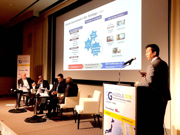 KT 네트워크전략본부 김병석 상무가 지난 14일 일본 도쿄에서 열린 WWRF 주관 ‘5G Huddle 2019 컨퍼런스’에서 '5G Deployment in Asia' 주제로 발표를 진행하고 있다.ⓒKT