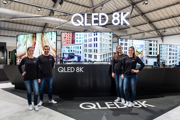 삼성전자 모델들이 지난 2월 유럽 포르투갈에서 진행된 '삼성포럼 유럽 2019' 행사에서 2019년형 QLED 8K TV 라인업을 소개하고 있다. ⓒ삼성전자