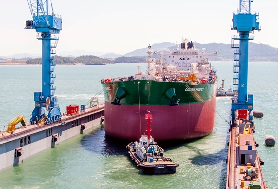 현대삼호중공업이 세계 최초 건조한 LNG 추진 유조선이 4일 진수를 완료했다.ⓒ현대삼호중공업