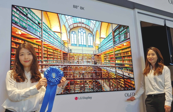 16일 미국 새너제이에서 열린 SID 2019에서 LG디스플레이 88인치 8K OLED가 최고상인 'People's Choice 어워드'(디스플레이 부문)를 수상했다.