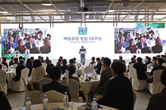 매일홀딩스 김정완 회장이 지난 17일 전북 고창에 있는 상하농원 파머스빌리지에서 열린 매일유업 창립 50주년 기념식’에서 기념사를 하고 있다.