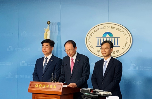 (왼쪽부터) 김병욱 의원, 최운열 의원, 유동수 의원이 20일 오후 서울 여의도 국회 정론관에서 열린 기자회견에서 퇴직연금 제도 개선 방안과 관련해 발언하고 있다. ⓒEBN