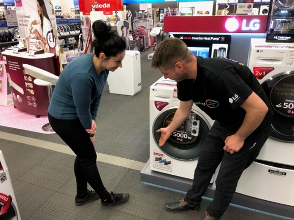체코의 한 가전매장에서 LG전자 직원이 고객에게 LG 건조기의 차별화된 콘덴서 자동세척시스템을 소개하고 있다. ⓒLG전자