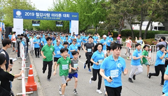 한국철강협회 회원사 임직원 및 가족들이 18일 미사리 경정공원에서 철강사랑 마라톤 대회에 참석하고 있다.ⓒ한국철강협회