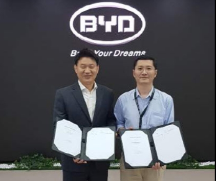 STX 박상준 대표이사(左)와 BYD 자동차 공업유한공사 본사 야오웨이(Mr.Yao Wei) 부총경리 겸 비야드 전력원장이 22일 중국 선전에서 ESS 사업 총판계약을 체결했다.