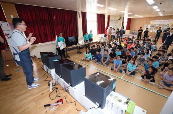 23일 울릉도 저동초등학교 학생들이 3D프린터를 활용한 반지 만들기 강연을 듣고 있다.ⓒKT