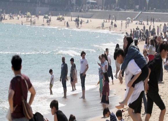 뜨거운 햇볕이 내리쬐던 지난 12일 부산 해운대 해수욕장에서 시민들이 물놀이를 즐기고 있다ⓒ연합뉴스