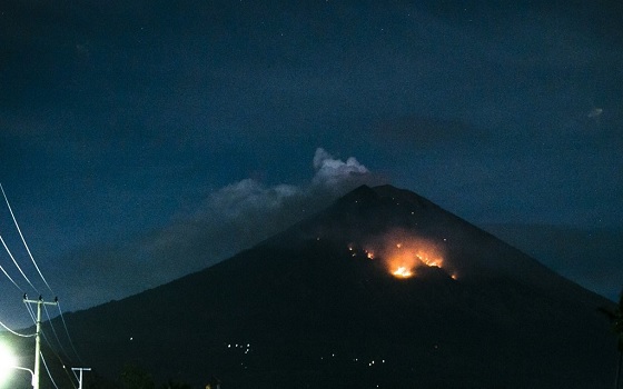 지난 2018년 7월 2일 인도네시아 발리섬 아궁화산에서 발생한 분화로 인해 산불이 일어난 모습.ⓒ연합뉴스