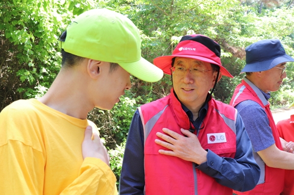 지난 29일 경기도 안산시에 위치한 중증장애인 거주시설 '어린양의 집'에서 봉사활동에 참가한 LG이노텍 협력사 대표가 장애인과 함께 산책하며 이야기를 나누고 있다. ⓒLG이노텍