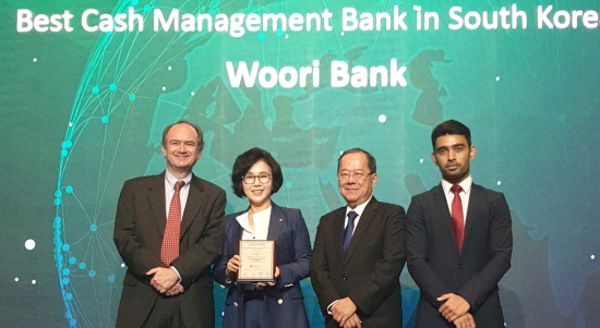 우리은행은 지난 30일 아시안뱅커 주최로 태국 방콕에서 열린 'The Asian Banker Transaction Awards'에서 '2019년 한국 최우수 자금관리 은행'으로 선정됐다.ⓒ우리은행