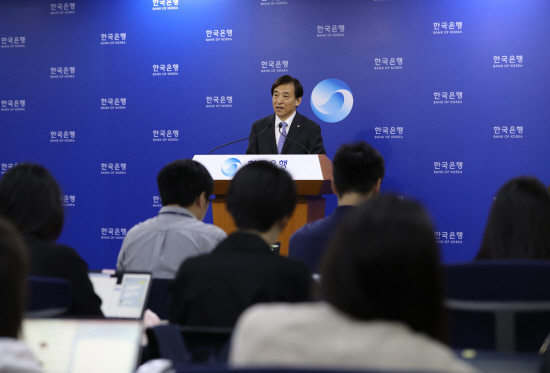 이주열 한국은행 총재가 31일 서울 중구 한국은행에서 통화정책 방향 브리핑을 하고 있다.ⓒ연합