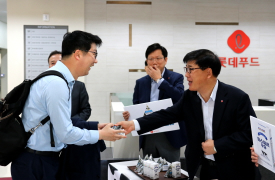31일 서울 영등포 롯데푸드 본사에서 조경수 대표가 출근하는 직원에게 우유를 나눠주고 있다.