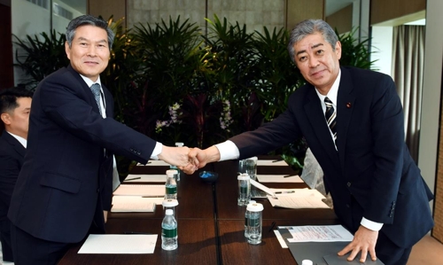 정경두 국방부 장관과 이와야 다케시(岩屋毅) 일본 방위상이 1일 오후 싱가포르에서 한일 국방장관 회담을 열고 냉각된 국방교류 정상화 방안을 논의했다.ⓒ국방부
