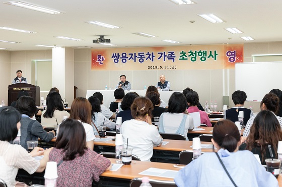 예병태 사장(단상 왼쪽)과 정일권 노동조합위원장이 임직원 가족들과 대화를 나누고 있다. ⓒ쌍용차