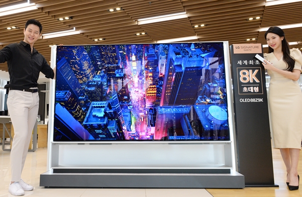 서울 강남구 도산대로에 위치한 LG베스트샵 강남본점 매장에서 모델들이 LG전자의 세계최초 88인치 8K 올레드 TV 'LG 시그니처 올레드 TV'를 소개하고 있다. ⓒLG전자
