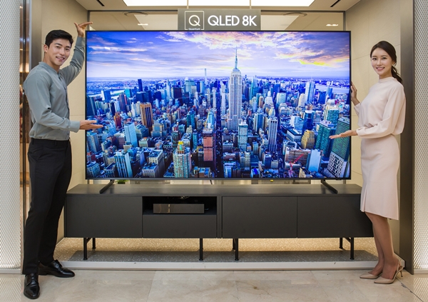 모델들이 삼성전자의 98인치 8K QLED TV를 소개하고 있다.ⓒ삼성전자