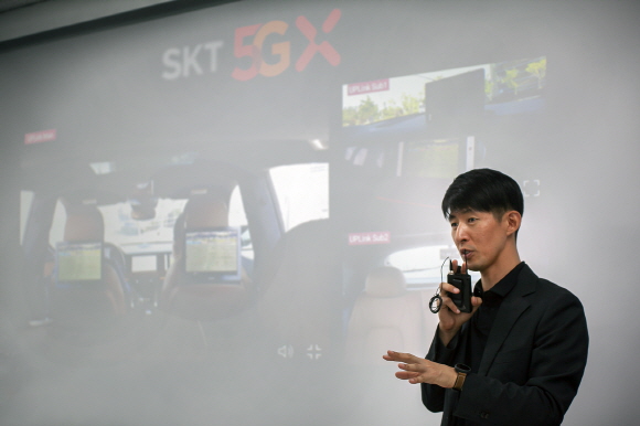이종민 SK텔레콤 테크이노베이션 그룹장이 세계 최초 5G-ATSC3.0 기반 차세대 방송에 대해 설명하고 있다.ⓒSK텔레콤
