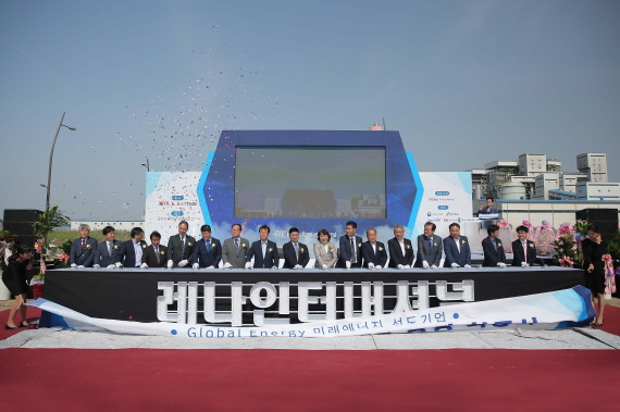 레나인터내셔널이 4일 새만금에 태양광 모듈, 육·해상 구조물, 에너지저장장치(ESS) 공장 착공식을 진행했다.
