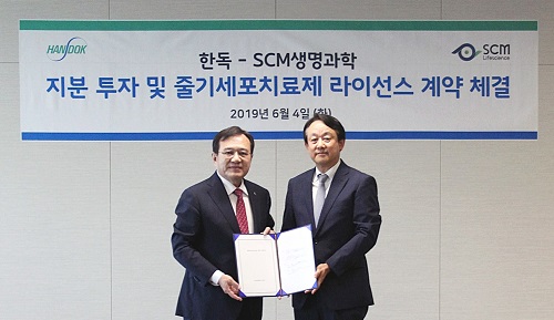(사진 좌측)김영진 한독 회장과 이병건 SCM생명과학 대표가 기념 사진 촬영에 임하고 있다. ⓒ한독