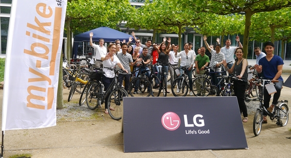 독일에서 근무하는 LG전자 직원들이 '자전거 타고 출근하는 날(Bike To Work Day)' 행사에 참여하고 있다. ⓒLG전자