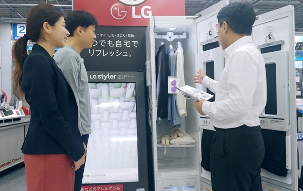 일본의 한 가전매장에서 직원이 고객에게 LG 트롬 스타일러를 소개하고 있다. ⓒLG전자