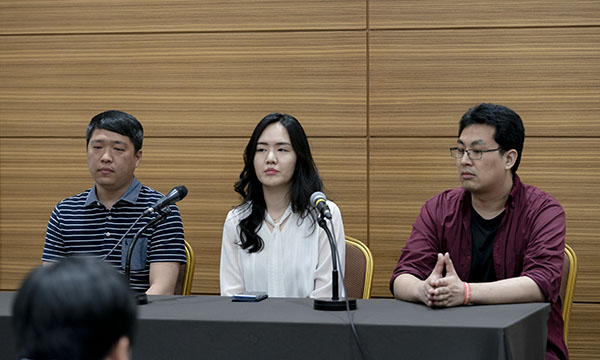(왼쪽부터) 최진원 스마일게이트 메가포트 팀자, 김윤하 슈퍼크리에이티브 SC 콘텐츠 디렉터, 박영우 테크니컬 아트디렉터가 미디어간담회에서 질의응답을 진행하고 있다.ⓒEBN
