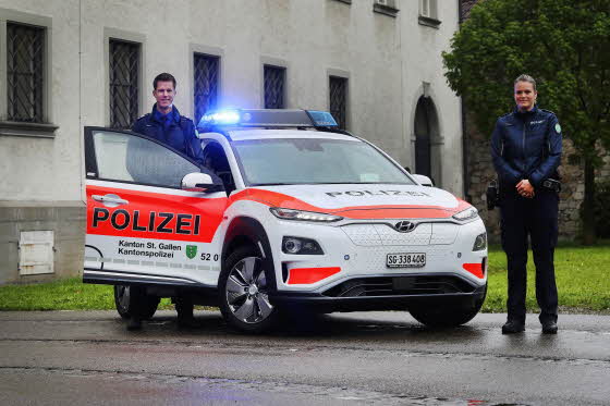 스위스 생 갈렌(St. Gallen) 주 경찰청사 앞에 ‘코나 일렉트릭’ 경찰차가 주차돼 있는 모습ⓒ현대자동차