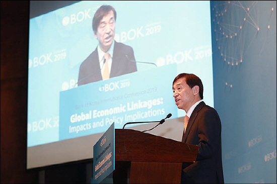 이주열 한국은행 총재가 지난 3일 오전 서울 중구 웨스틴조선호텔에서 '글로벌 경제의 연계성: 영향과 시사점' 주제로 열린 '2019년 BOK 국제컨퍼런스'에 개회사를 하고 있다.ⓒebn