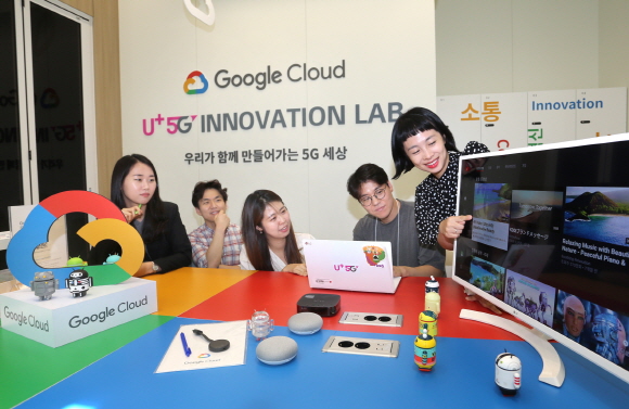 최근 오픈한 '구글 룸'에서 LG유플러스 직원들과 스타트업 직원들이 서비스를 테스트하고 있다.ⓒLG유플러스