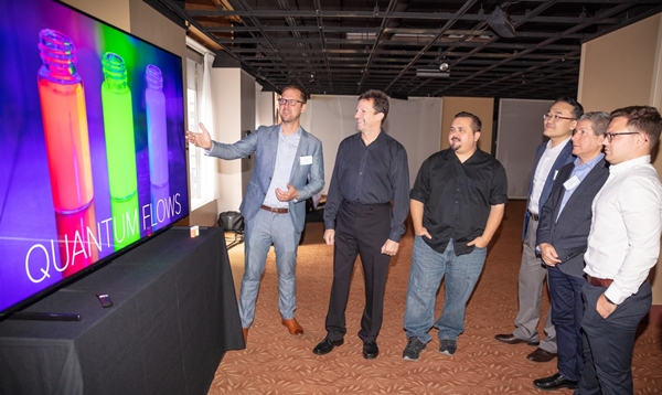 디스플레이 업계 전문가들이 현지시간 11일 미국 뉴욕 맨해튼에서 열린 '8K 디스플레이 서밋'에서 삼성 QLED 8K TV로 8K 화질을 체험하고 있다. ⓒ삼성전자