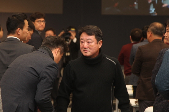 퇴임을 밝힌 코오롱그룹 이웅열 회장이 임직원들과 악수를 나누며 눈물을 글썽이고 있다. [사진=코오롱]
