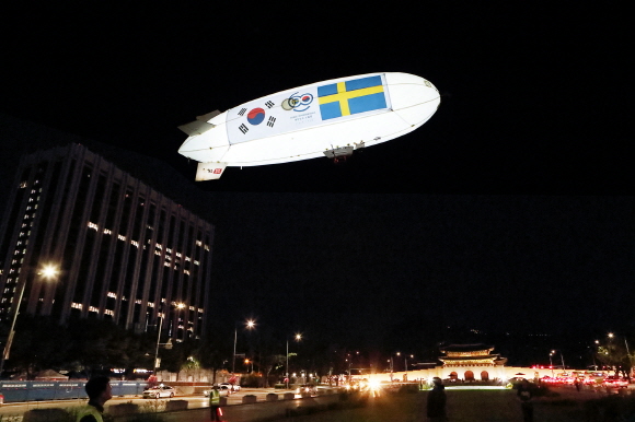 스웨덴 스톡홀름과 5G로 연결된 KT '5G 스카이십'이 서울 광화문 광장 상공을 비행하고 있다.ⓒKT