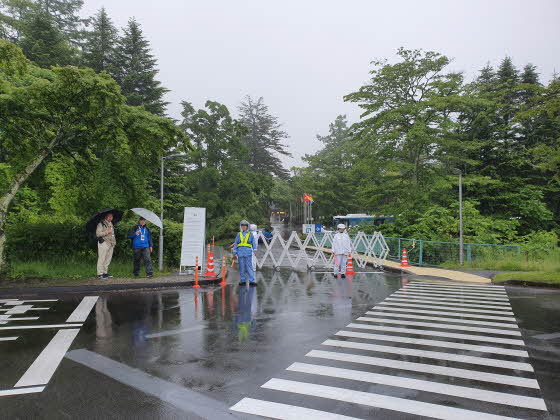 지난 15일 G20 에너지환경장관회의가 열린 일본 나가노縣(현) 가루이자와 프린스 호텔 정문 앞에서 일본 경찰들이 경비를 서고 있는 모습.ⓒEBN 박용환 기자
