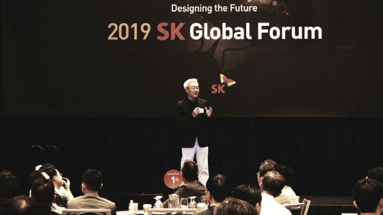 김준 SK이노베이션 사장이 15일(현지시간)  미국 뉴저지주 저지시티에서 개최한 '2019 SK 글로벌 포럼'에서 사업전략을 설명하는 모습