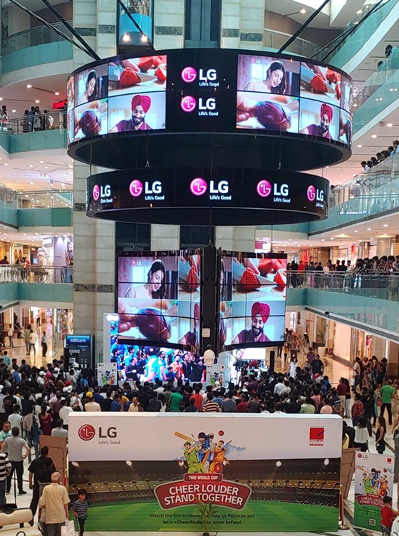 16일(현지시간) 인도 델리 최대 쇼핑몰인 '엠비언스몰'에서 LG전자가 마련한 '크리켓 월드컵 2019' 인도-파키스탄 전 응원 행사에 인도 시민들이 참여해 열띤 응원을 하고 있다.ⓒLG전자