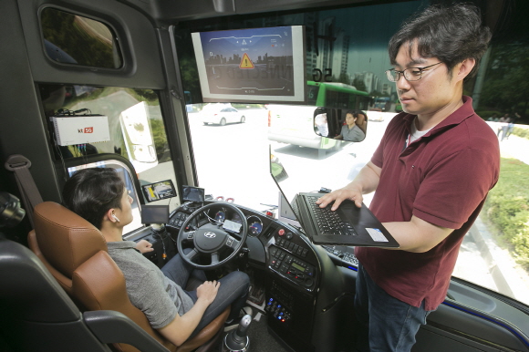 KT가 자율주행 버스를 활용해 서울 강북 지역에서 5G-V2X 기술을 실증하고 있다.ⓒKT