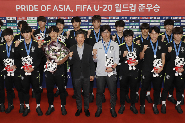 2019 FIFA U-20 월드컵에서 준우승을 달성한 대한민국 U-20 남자축구 국가대표팀이 17일 오전 인천공항을 통해 귀국하고 있다. ⓒEBN