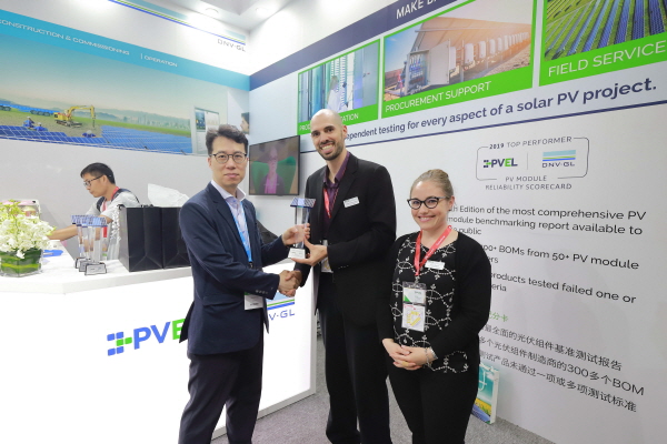 한화큐셀 글로벌 제품관리 이승윤 팀장이 PVEL에게 '탑 퍼포머'를 수상하고 있다. [사진=한화큐셀]