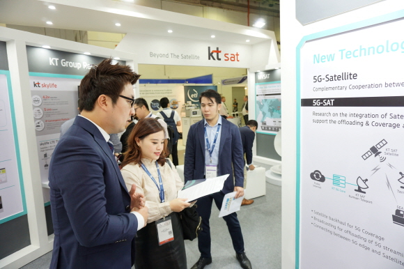 KT SAT 직원이 커뮤닉아시아에 참가한 위성사업자들에게 위성 5G 기술에 대해 설명하고 있다.ⓒKT SAT