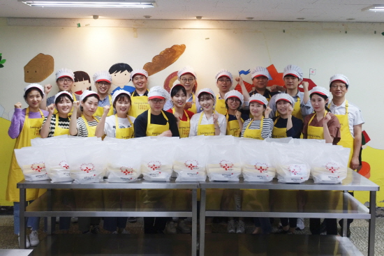티알엔 임직원이 지난 5월 실시한 사랑의 제빵 봉사활동[사진제공=태광그룹]