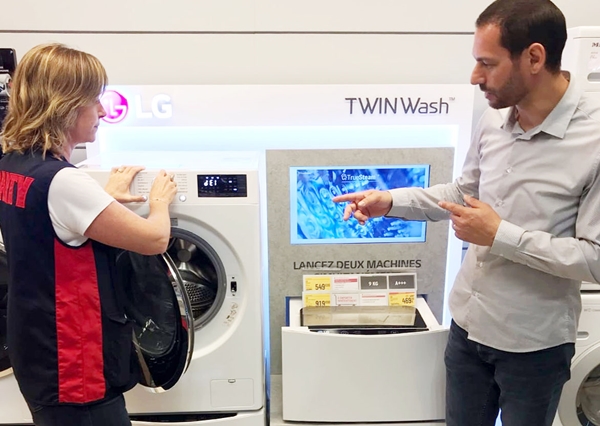 프랑스 최대 가전유통채널 '프낙 다르티(Fnac Darty)' 매장에서 직원들이 애프터서비스 지표 1위로 선정된 LG전자 세탁기를 소개하고 있다. ⓒLG전자