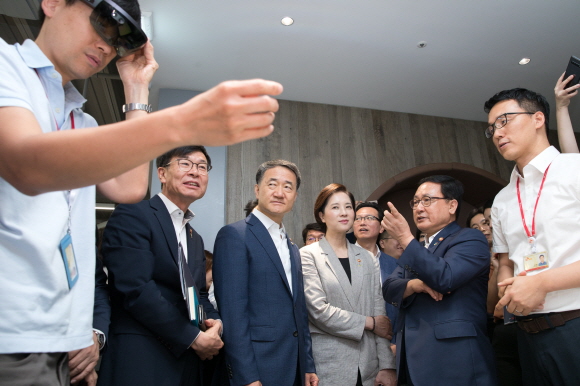 김 실장은 청와대의 임명 발표 하루 전인 6월 20일 서울 종로구 센트로폴리스 SK텔레콤 '5G 스마트오피스'를 방문한 자리에서 유료방송 M&A에 대한 기자의 질문에 