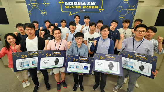 지난 25일 경기도 용인 현대모비스 기술연구소에 위치한 모비스 소프트웨어 아카데미에서 개최된 'SW 알고리즘 경진대회' 결선에서 수상한 연구원들. ⓒ현대모비스