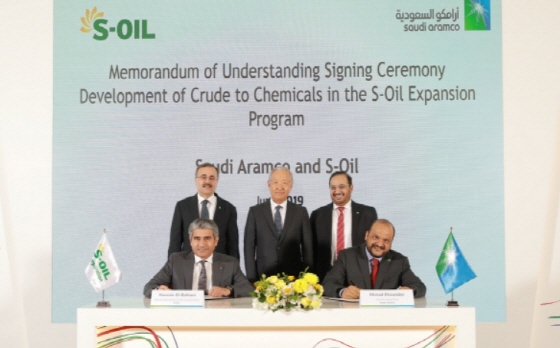 에쓰오일 후세인 알 카타니 대표이사 CEO는 사우디아람코와 신규 석유화학부문 투자 업무협약을 체결했다.(뒷줄 왼쪽부터) 아민 H. 나세르(Amin H. Nasser) 사우디아람코 사장&CEO;, 김철수 에쓰오일 이사회 의장, 에이 엠 알-주다이미(Abdulaziz M. Al-Judaimi) 에쓰오일 이사, (아랫줄 왼쪽부터) 후세인 알-카타니(Hussain A. Al-Qahtani) 에쓰오일 CEO, 아하메드 코웨이터(Ahmad O. Al-Khowaiter) 사우디아람코 CTO