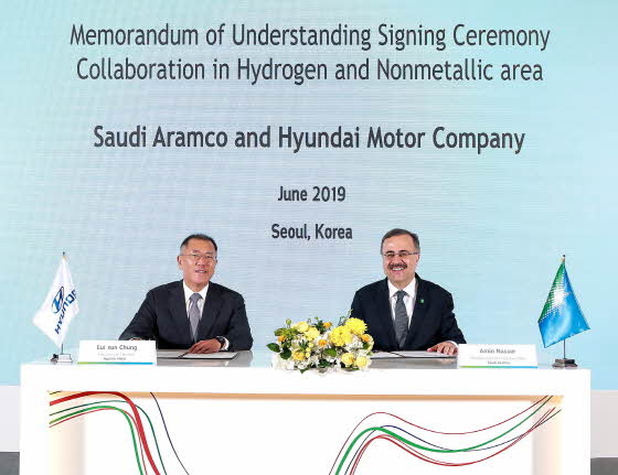정의선 수석부회장(사진 왼쪽)과 사우디 아람코 아민 H. 나세르 대표이사 사장이 MOU에 서명을 하는 모습.ⓒ현대자동차