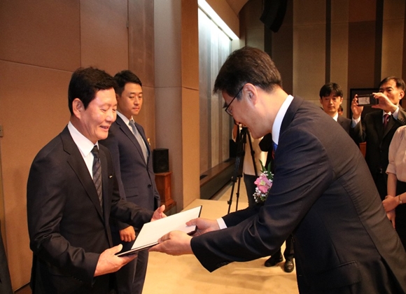 대통령표창을 받고 있는 김인석 원정건설 대표(앞준 왼쪽) 모습ⓒ주건협